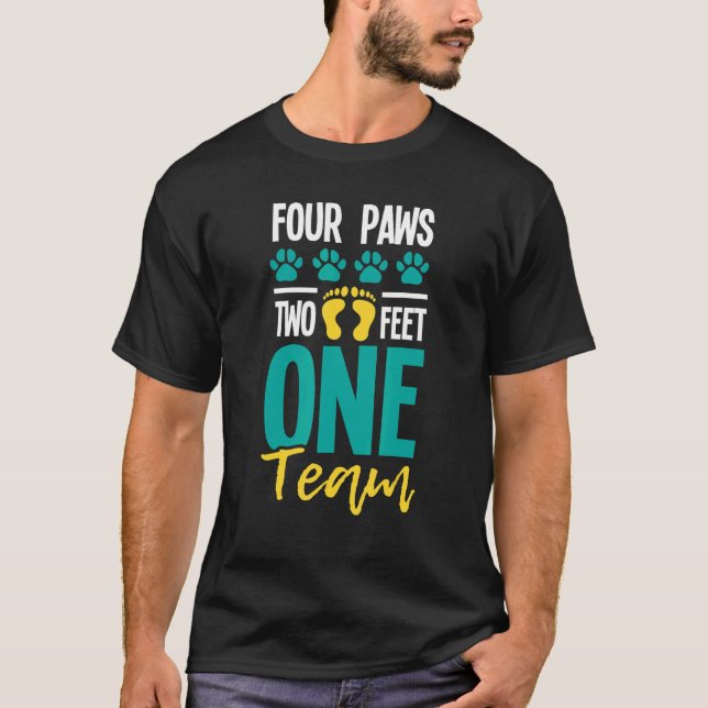 Vier Paws zwei Meter ein Teamtrainer T-Shirt (Vorderseite)