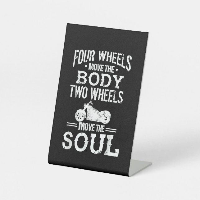 Vier Räder bewegen das Soul mit zwei Rädern Sockelschild (Vorderseite)