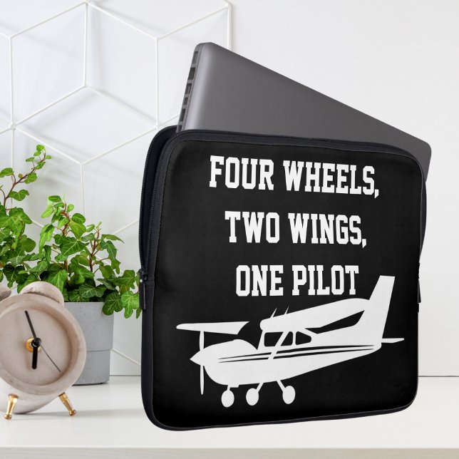Vier Räder, zwei Flügel, ein Pilot, Cooler Luftver Laptopschutzhülle (Von Creator hochgeladen)