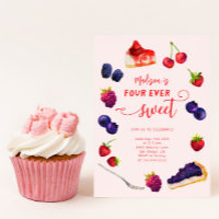 Vier süße Berries und Kuchen zum Geburtstag