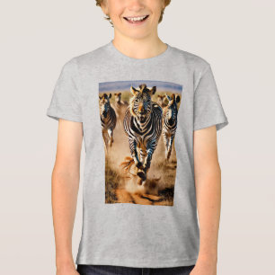 Vier Zebras laufen über die Savanne, während ein  Tri-Blend Shirt