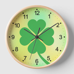 vierblättriges Kleeblatt St. Patrick's Day Design- Uhr