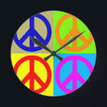 Vierfarbiger Pop Art Peace Sign Runde Wanduhr<br><div class="desc">Populäre und historische Symbole - Symbol des Friedens Symbol Digitaler Pop Kunst</div>