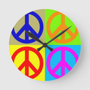 Vierfarbiger Pop Art Peace Sign Runde Wanduhr