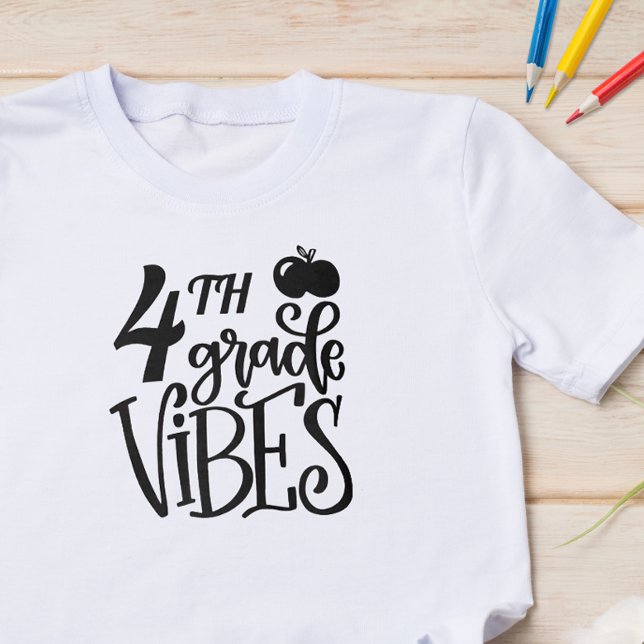 Vierte Schule Vibes T-Shirt (Start the school year off with some fun with this cute back to school shirt.)