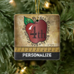 Vierter Schullehrer Rock Keramikornament<br><div class="desc">🥇 ORIGINAL COPYRIGHT ART DESIGN VON Donna Siegrist NUR AUF ZAZZLE VERFÜGBAR! Ein Vintages Styled 4. Grade School Lehrer Weihnachtsschmuck bereit für Sie zu personalisieren. ✔ HINWEIS: ÄNDERN SIE NUR DIE VORLAGEBEREICHE, DIE SIE BENÖTIGEN! 😀 Wenn nötig, können Sie einen Teil des Textes entfernen und neu hinzufügen, was immer Sie...</div>