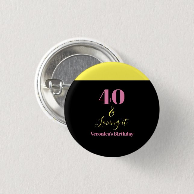 Vierzig und liebend 40. Geburtstag Gelb Schwarz Button (Vorne & Hinten)