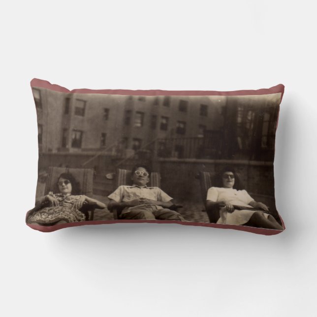 Vierzigerjahre drei Leute, die auf dem Dach sich Lendenkissen (Vorderseite)