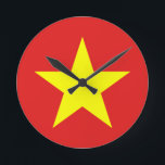 Vietnam Fahnenmauer Runde Wanduhr<br><div class="desc">Vietnam-Flagge. Design an der Wanduhr. Passende Kleidung, Accessoires, Büroartikel, Zuhause-Produkte und mehr... Vergiss nicht die ganze Kollektion.</div>