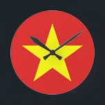Vietnam Fahnenmauer Runde Wanduhr<br><div class="desc">Vietnam-Flagge. Design an der Wanduhr. Passende Kleidung,  Accessoires,  Büroartikel,  Zuhause-Produkte und mehr...  Vergiss nicht die ganze Kollektion.</div>