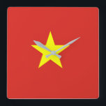 Vietnam-Flagge Quadratische Wanduhr<br><div class="desc">Die vietnamesische Flagge ist ein Stern auf einem Feld. Die verwendeten Farben in der Flagge sind das Rot,  gelb. Der Anteil der vietnamesischen Flagge ist 2: 3. Die Flagge von Vietnam wurde im Jahre 1945 adoptiert.</div>