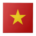 Vietnam-Flaggen-Keramik-Fliese Fliese<br><div class="desc">Dieser Entwurf besteht aus der vietnamesischen Flagge,  die klug umgestaltet wird,  um die quadratische Fliesenoberfläche zu passen. Ein dekoratives und nützliches Einzelteil,  das ein perfektes Geschenk für die machen würde,  die wie sich an Vietnam erinnern.</div>