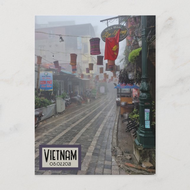 Vietnam Foggy Street, individualisierbare Date Pos Postkarte (Vorderseite)