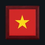 Vietnam-Geschenkboxen Schmuckschachtel<br><div class="desc">Der Deckel der Keramik dieses Sake-Box weist die vietnamesische Fahne auf,  die neu auf die quadratische Fläche angepasst wurde. Dieses Objekt ist sowohl dekorativ als auch nützlich und der perfekte Ort,  um kleine Erinnerungen an Vietnam behalten.</div>