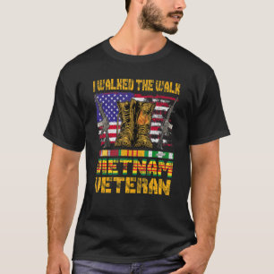 Vietnam Veteran mit US-Flagge mit Combat Boots Pat T-Shirt