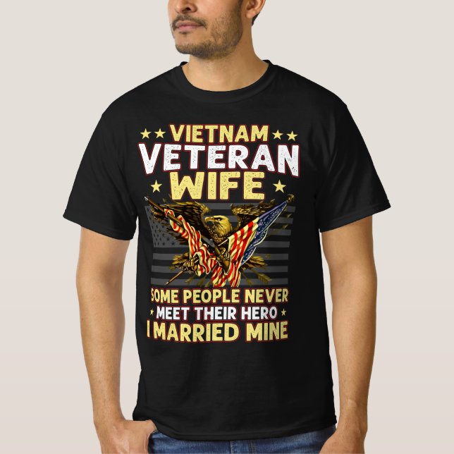 VIETNAM VETERANISCHE EHEFRAU EINIGE MENSCHEN TREFF T-Shirt (Vorderseite)