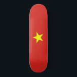 vietnamesische Flagge (Vietnam) Skateboard<br><div class="desc">Dieses Design ist mit der Nationalflagge von Vietnam (offiziell als Sozialistische Republik Vietnam bekannt), einem Land in Südostasien. Es ist das östlichste Land auf der Indochinesischen Halbinsel. Vietnam grenzt im Norden an die China und im Westen an Laos und Kambodscha. Vietnam hat auch Seegrenzen zu Thailand durch den Golf von...</div>