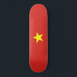 vietnamesische Flagge (Vietnam) Skateboard<br><div class="desc">Dieses Design ist mit der Nationalflagge von Vietnam (offiziell als Sozialistische Republik Vietnam bekannt), einem Land in Südostasien. Es ist das östlichste Land auf der Indochinesischen Halbinsel. Vietnam grenzt im Norden an die China und im Westen an Laos und Kambodscha. Vietnam hat auch Seegrenzen zu Thailand durch den Golf von...</div>
