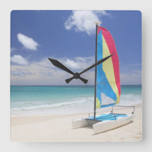 View Of Beach With Sailboat Quadratische Wanduhr