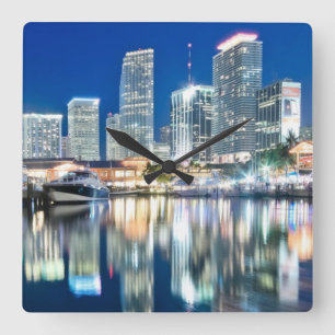 View of skyline with reflection in water, Miami Quadratische Wanduhr