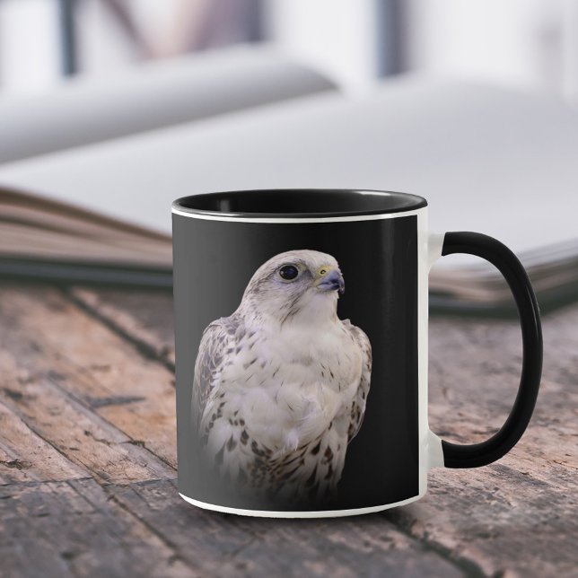 Vignetted Portrait eines inquisitiven Saker Falken Tasse (Vignetted Photo of a Saker Falcon 11 oz Coffee Mug Cover Photo.)