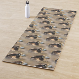 Vignettiertes Profil eines Peregrine Falken Yogamatte