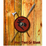 Viking Ravenschild und Waffen<br><div class="desc">Eine 3D-Darstellung eines Viking-Schildes zusammen mit einer Schlachtaxt und einem Speer, der auf einer groben Holzplankfläche hängt, vielleicht die Innenwand eines Langhauses. Der Schild ist mit einem schwarzen Raben (Corvus corax) aus rotem Leder dekoriert. Fügen Sie Ihren eigenen Text hinzu. Die Methoden und Materialien, die beim Bau der Wikingerschilde verwendet...</div>