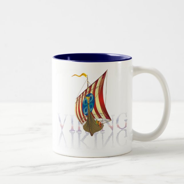 Viking-Schiff, das über mysteriöses Wasser Zweifarbige Tasse (Rechts)