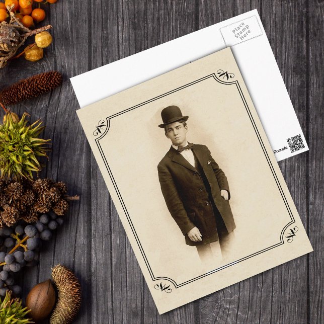 Viktorianisch Gentleman Postcard Postkarte (Black White photo of Victorian era man in suitcoat and hat in ornate frame on tan postcard.)
