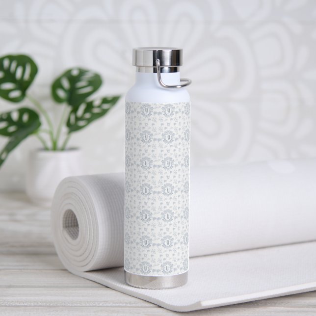 Viktorianischer blauer Toile-Wiederholungsmonogram Trinkflasche (Yoga)