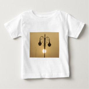 Viktorianischer Charme: Antike Straßenlaternen Lat Baby T-shirt