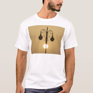 Viktorianischer Charme: Vintage Lampenposten T-Shirt