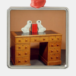 Viktorianischer kneehole Schreibtisch und ein Paar Silbernes Ornament