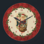 Viktorianischer Weihnachtsmann mit Große Wanduhr<br><div class="desc">Nummerierten die füllenden WeihnachtsStrümpfe festliche und nostalgische viktorianische Ära Sankt,  die durch das Feuer mit Stechpalmengrenze gehangen wurden,  Gewohnheit Skala und roten grungy Damasthintergrund.</div>