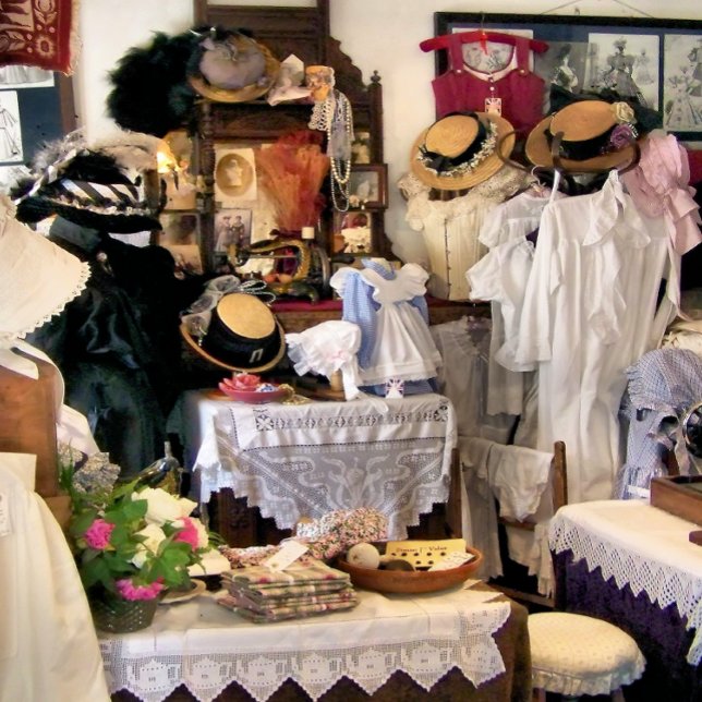 VIKTORIANISCHES ENGLAND GESCHENKPAPIER SET (A glimpse of Victorian life, looking into the Victorian ladies dress store.)