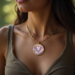 Viktorianisches goldenes Herz mit lila Blume, Vint Vergoldete Kette<br><div class="desc">Dieses wunderschöne Necklace besticht durch ein Viktorianisches goldenes Herz,  das mit Blume auf romantischem Hintergrund in sanften lila Farben dekoriert ist. Wunderbares Valentingeschenk für jede Frau! Eigener Text.</div>