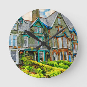 Viktorianisches Haus in Keswick in Aquarellfarbe Runde Wanduhr