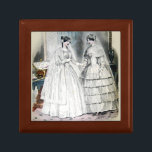 Viktorianisches Hochzeitskleid Geschenkbox<br><div class="desc">Das Viktorianische Hochzeitskleid stammt aus einem Magazin aus dem Jahr 1850,  das die aktuellste Hochzeitsmode des Tages zeigt. Schön!</div>