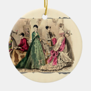 Viktorianisches Kleid mit rosa Keramik Ornament