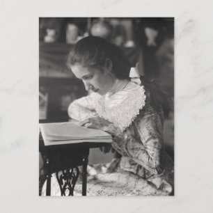 Viktorianisches Mädchen, das ein Buch liest Postkarte