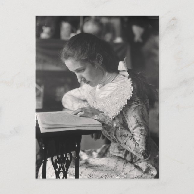 Viktorianisches Mädchen, das ein Buch liest Postkarte (Vorderseite)