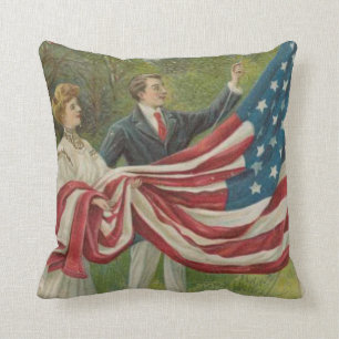 Viktorianisches Paar zum Gedenktag für die US-Flag Kissen