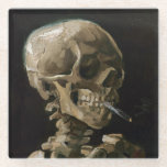 Vincent van Gogh Art Glasuntersetzer<br><div class="desc">Vincent van Gogh (Niederländisch, 1853 - 1890) Schädel eines Skeletts mit brennender Zigarette, 1885-86, Öl auf Leinwand Ungerahmt: 32 cm × 24, 5 cm (13 in × 9, 6 in) Früharbeit von Vincent van Gogh. Dieses kleine Gemälde ist Teil der ständigen Sammlung des Van Gogh Museums in Amsterdam. Es wurde...</div>