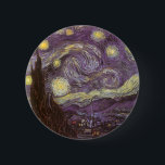 Vincent van Gogh - Starry Night Button<br><div class="desc">Die Starry Night (1889) von Vincent van Gogh ist ein Vintager Post-Impressionismus der Kunstlandschaft Landschaftsmalerei. Der Blick auf eine Stadt in einem Tal bei Nacht mit den Wolken, den Sternen und einem schönen goldgelben Halbmond. Es wurde im Laufe des Tages aus der Erinnerung gemalt und ist van Goghs bekanntestes Gemälde....</div>