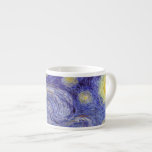 Vincent Van Gogh Starry Night Vintag Kunstkunst Espressotasse<br><div class="desc">Vincent van Gogh Starry Night Fine Art Painting Starry Night ist ein Gemälde des niederländischen post-impressionistischen Künstlers Vincent van Gogh. Der blaue Nachthimmel ist voll von wirbelnden Wolken, Sternen und einem hellen Halbmond. Die Sternennacht ist die einzige Nacht in der Serie von Ausblicken aus seinem Schlafzimmerfenster. Bewegung: Post-Impressionismus. Schöne, kunstvoll...</div>