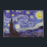 Vincent Van Gogh Starry Night Vintag Kunstkunst Fußmatte<br><div class="desc">Vincent van Gogh Starry Night Fine Art Painting Starry Night ist ein Gemälde des niederländischen post-impressionistischen Künstlers Vincent van Gogh. Der blaue Nachthimmel ist voll von wirbelnden Wolken, Sternen und einem hellen Halbmond. Die Sternennacht ist die einzige Nacht in der Serie von Ausblicken aus seinem Schlafzimmerfenster. Bewegung: Post-Impressionismus. Schöne, kunstvoll...</div>