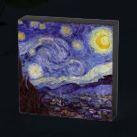 Vincent Van Gogh Starry Night Vintag Kunstkunst Holzkisten Schild<br><div class="desc">Vincent van Gogh Starry Night Fine Art Painting Starry Night ist ein Gemälde des niederländischen post-impressionistischen Künstlers Vincent van Gogh. Der blaue Nachthimmel ist voll von wirbelnden Wolken, Sternen und einem hellen Halbmond. Die Sternennacht ist die einzige Nacht in der Serie von Ausblicken aus seinem Schlafzimmerfenster. Bewegung: Post-Impressionismus. Schöne, kunstvoll...</div>