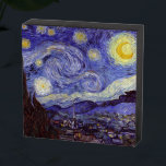 Vincent Van Gogh Starry Night Vintag Kunstkunst Holzkisten Schild<br><div class="desc">Vincent van Gogh Starry Night Fine Art Painting Starry Night ist ein Gemälde des niederländischen post-impressionistischen Künstlers Vincent van Gogh. Der blaue Nachthimmel ist voll von wirbelnden Wolken, Sternen und einem hellen Halbmond. Die Sternennacht ist die einzige Nacht in der Serie von Ausblicken aus seinem Schlafzimmerfenster. Bewegung: Post-Impressionismus. Schöne, kunstvoll...</div>