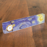 Vincent Van Gogh Starry Night Vintag Kunstkunst Namensplakette<br><div class="desc">Vincent van Gogh Starry Night Fine Art Painting Starry Night ist ein Gemälde des niederländischen post-impressionistischen Künstlers Vincent van Gogh. Der blaue Nachthimmel ist voll von wirbelnden Wolken, Sternen und einem hellen Halbmond. Die Sternennacht ist die einzige Nacht in der Serie von Ausblicken aus seinem Schlafzimmerfenster. Bewegung: Post-Impressionismus. Schöne, kunstvoll...</div>
