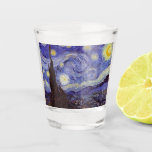 Vincent Van Gogh Starry Night Vintag Kunstkunst Schnapsglas<br><div class="desc">Vincent van Gogh Starry Night Fine Art Painting Starry Night ist ein Gemälde des niederländischen post-impressionistischen Künstlers Vincent van Gogh. Der blaue Nachthimmel ist voll von wirbelnden Wolken, Sternen und einem hellen Halbmond. Die Sternennacht ist die einzige Nacht in der Serie von Ausblicken aus seinem Schlafzimmerfenster. Bewegung: Post-Impressionismus. Schöne, kunstvoll...</div>